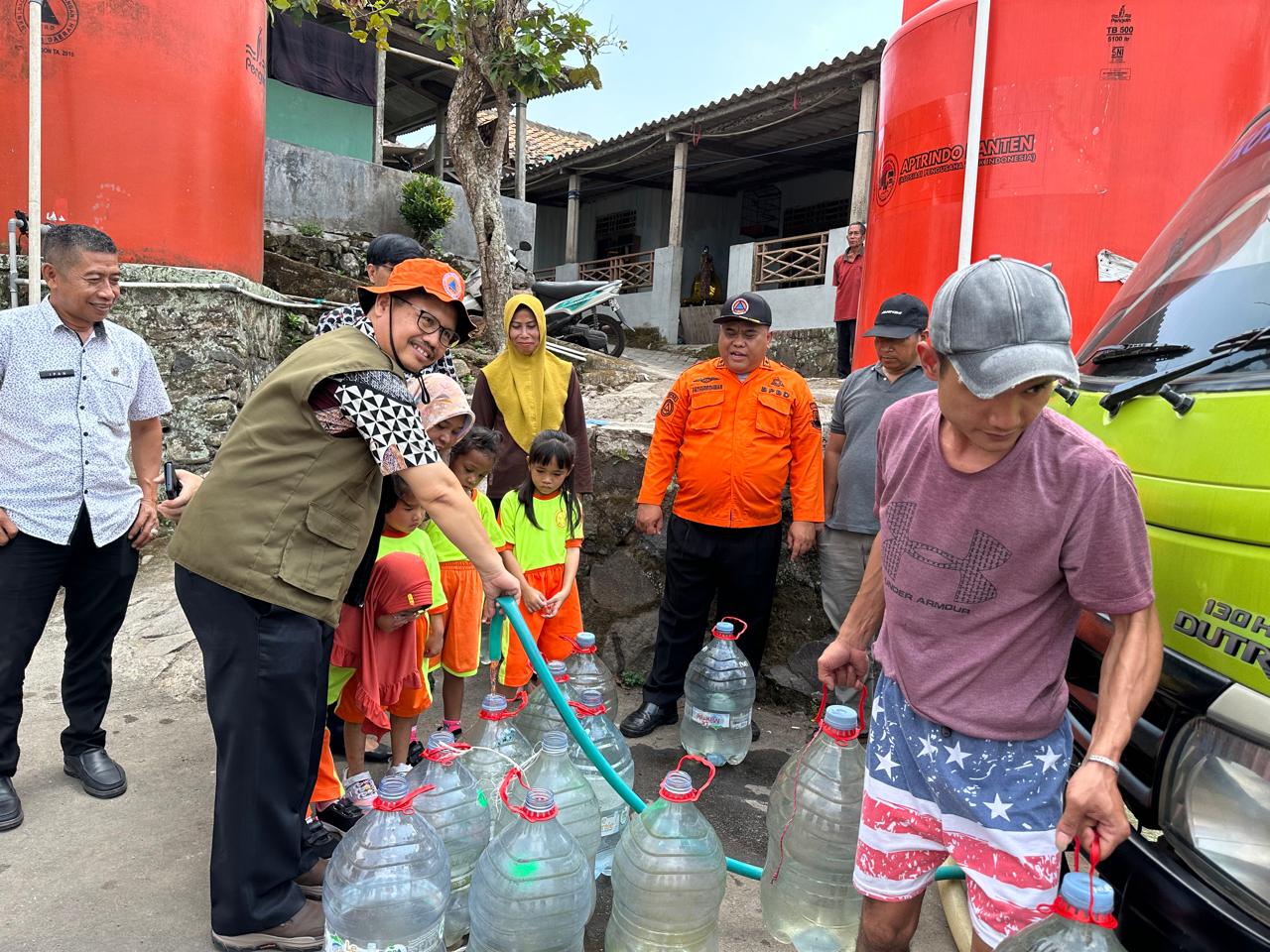 BPBD KOTA CILEGON MELAKUKAN DISTRIBUSI AIR BERSIH BERSAMA TK BINA INSAN DI TENGAH KEMARAU PANJANG
